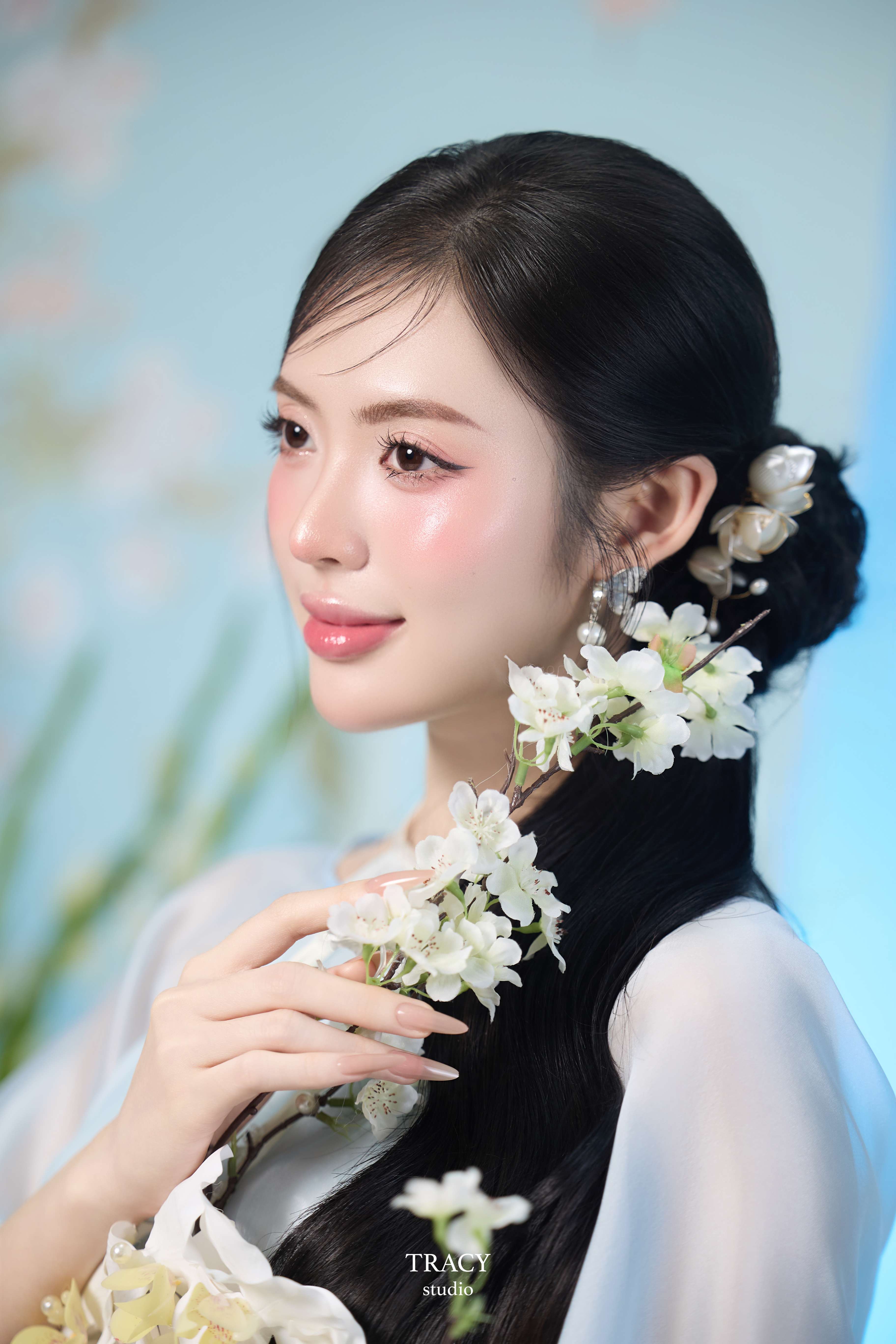 frontend/img/gallery/anh-tet-yem-ao-dai/tracy-studio-chup-concept-yem-thien-thanh (1).jpg